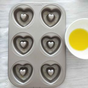 在模具上涂上一层薄薄的黄油