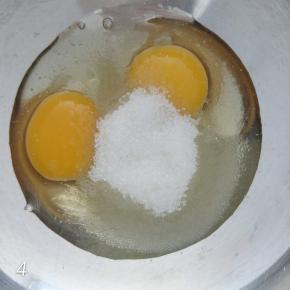 鸡蛋加糖搅拌均匀，不用打发