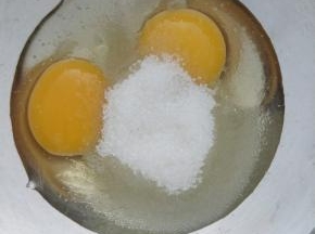 鸡蛋加糖搅拌均匀，不用打发