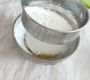 面粉和泡打粉混合在一起，筛入碗里