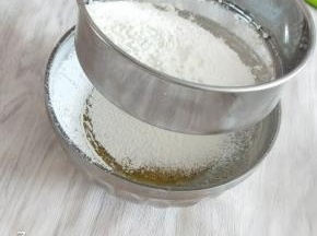 面粉和泡打粉混合在一起，筛入碗里
