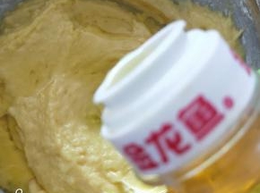 再加入玉米油搅拌