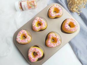 烤好的甜甜圈放置晾凉，巧克力隔水融化至顺滑，放入甜甜圈，使其均匀的沾满巧克力，再撒上些许糖珠装饰即可