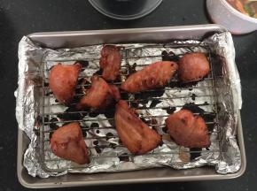 待20分钟的时候取出，把肉块翻面，再刷上腌制肉块的汤汁，接着放入烤箱继续烘烤20分钟后取出即可。