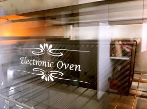 烤箱160度预热5分钟，把吐司盒放到下层烤制30分钟。