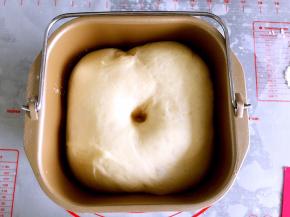内桶覆盖保鲜膜放在常温发酵一个小时，至两倍大。