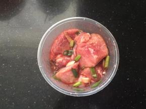 放入肉块抓均匀。