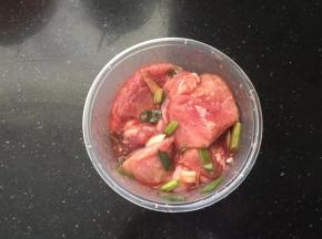 放入肉块抓均匀。