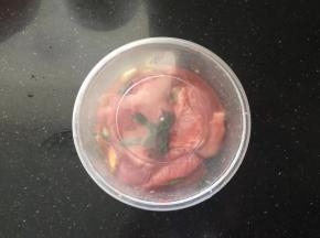 盖上盖子放入冰箱冷藏一夜以上，方便腌制入味。