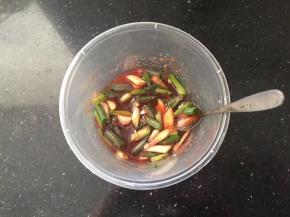 葱切段、姜切片，和叉烧酱、蜂蜜，白酒一起倒入碗中搅拌均匀。