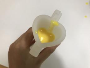 待不是很热的时候，倒入硅胶模具中。
