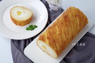 切去两头边角，芒果奶冻泡芙卷就制作好了。