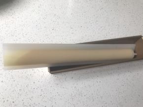 模具借助倾斜角度，放入冰箱冷冻待用。如果冰箱冷冻室不够高，可以先这样放入冷藏两小时后凝固了，就可以平放在冷冻里了。