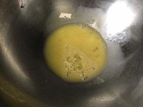 利用烘烤的时间制做克林姆馅料，鸡蛋液搅拌均匀。