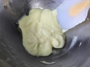 面糊盛入打蛋盆中