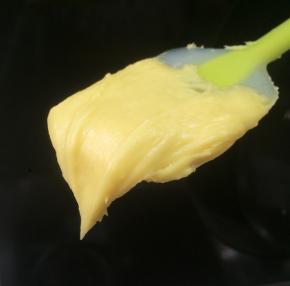 打到面糊出现光泽，挖出来会有倒三角，不会马上滴落。