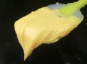 打到面糊出现光泽，挖出来会有倒三角，不会马上滴落。