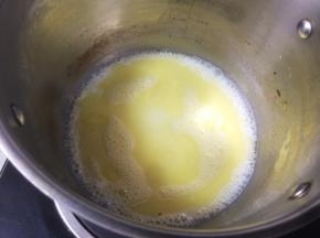 中火加热至黄油融化