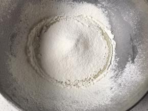 筛入低筋面粉