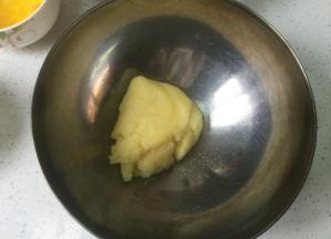 面糊盛入打蛋盆