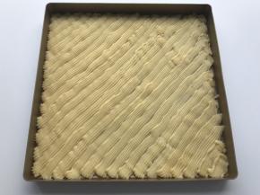 斜着挤在烤盘上。挤的时候注意压住上一条的边缘，不然烤的时候会分开