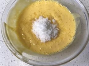 加入细砂糖。