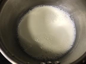 牛奶小锅中加热