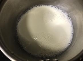 牛奶小锅中加热