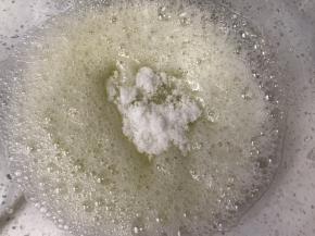 蛋清中挤几滴柠檬汁，打发成鱼眼泡状态，分三次加入细砂糖