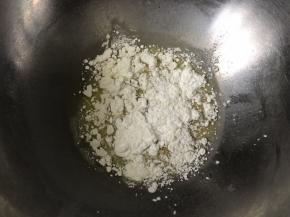 加入低筋面粉和玉米淀粉。