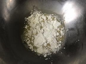 加入低筋面粉和玉米淀粉。