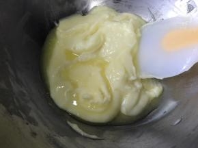 趁热加入黄油，拌匀