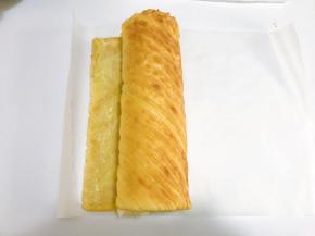 从右向左卷起蛋糕卷