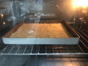 预热烤箱，180度上下火，泡芙皮入烤箱中层，180度上下火烘烤20-30分钟，根据自己家烤箱情况来，表面开始上色即可。