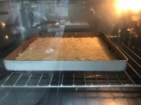 预热烤箱，180度上下火，泡芙皮入烤箱中层，180度上下火烘烤20-30分钟，根据自己家烤箱情况来，表面开始上色即可。
