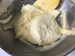 放入泡芙面糊中，电动打蛋器低速拌匀