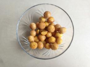 栗子去外壳，放了加盐在水中焯5分钟，轻松去掉外皮备用。