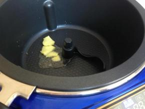 炒菜锅加热后，加油和姜片，选择烧菜功能时间22分钟。