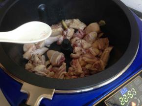 加入一匙酒和适量盐。