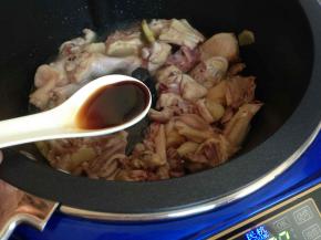 加入一匙生抽，盖上锅盖。