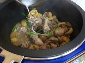 勾点水淀粉收汁，加入葱段。