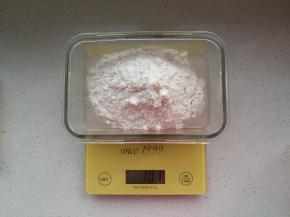 老面做法，首先用水把酵母化开，加入高筋面粉，搅拌2分钟，密封放冰箱冷藏15个小时后备用，3-5天用完