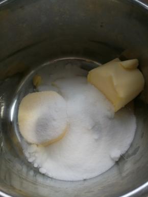 奶酥中的黄油室温软化，与糖粉压拌均匀，没有颗粒