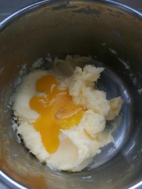 分两次加入蛋黄，混合均匀