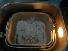 把除黄油以外的所有配料加入到面包桶中，一个imax程序后加入黄油