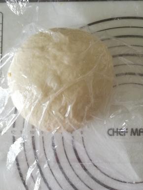 取出发酵好的面团，轻拍排气，醒发20分钟