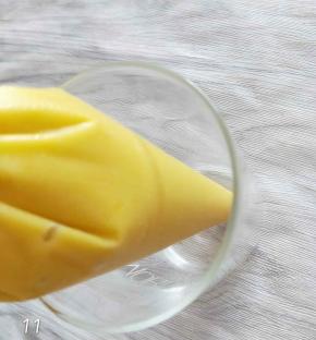 然后将面糊装进裱花袋