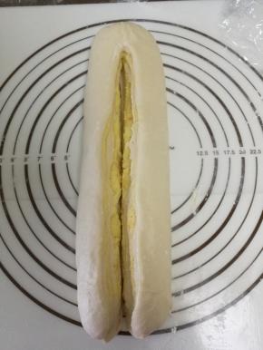 收口捏紧，朝下，从上往下切开面团，不要切断