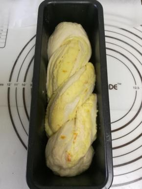 左右交叉拧在一起，放入模具中