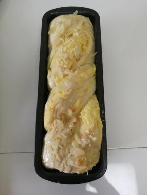 室温发酵至模具持平，表面刷蛋液，可以在上面撒点杏仁片